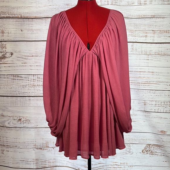 Tularosa Tops - Tularosa Pink Flowing‎ Blouse size M